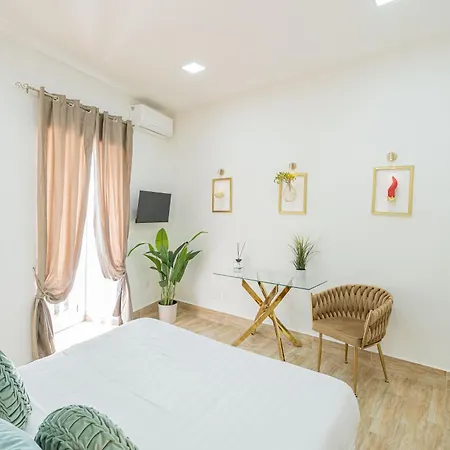 Random Holidays نابولي